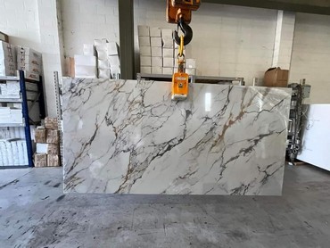 Mirror Sparkle White quartz stone from Roma Stone ltd for kitchen Worktops and splashback @ www.kitchenstoneworktop.com  